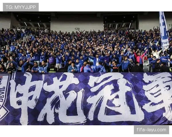 上海德比战火重燃,申花状态回暖激战对手尽显城市足球魅力 上海德比战火重燃,申花状态回暖激战对手尽显城市足球魅力