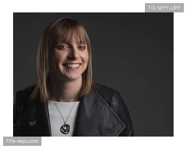 凯蒂·莱德基训练间隙居然躺地上自拍，这球星真没人比得上懒豪气！