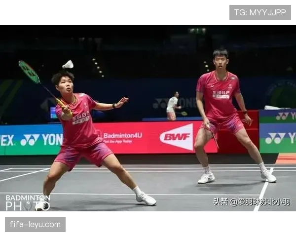 黄东萍居然连喝杯咖啡都像是出场仪式，贵得让人怀疑人生